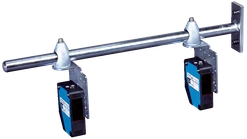 Rameno z kruhové oceli 400 mm, včetně dvou držáků, s namontovaným senzorem 2x WL280-2P1131